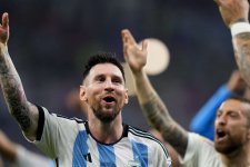 Áo đấu Messi tặng Cameron Devlin được gửi ở ngân hàng