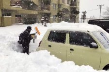 Tuyết rơi dày nhiều thành phố Nhật Bản 17 người chết
