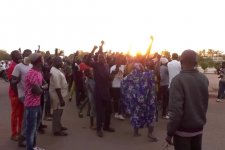 Người dân Burkina Faso reo hò, ăn mừng khi quân đội đảo chính