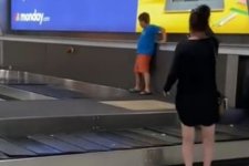 Melbourne: Bé trai nhảy trên băng chuyền hành lý, cách xử lý của nhân viên sân bay được khen ngợi