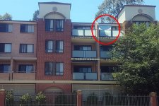 NSW: Rơi từ ban công tòa nhà bốn tầng, bé trai may mắn sống sót