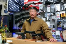 Người Mỹ gốc Á mua vũ khí phòng thân