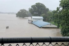 Số người thiệt mạng vì mưa lũ tăng lên 17 người