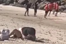 Cặp đôi gây nhức mắt khi thản nhiên quan hệ giữa bãi biển ở Adelaide