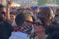 Kendall Jenner và Bad Bunny công khai tình tứ giữa đám đông