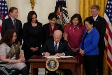Joe Biden ký luật chống thù ghét người gốc Á