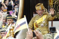 Cuộc sống xa hoa của Quốc vương Brunei: Chuyên cơ dát vàng, Rolls Royce dát vàng và hàng trăm chiếc Ferrari...