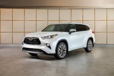 Toyota Highlander 2023 chính thức chào sân