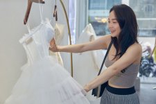 Ca sĩ Minh Hằng thử váy, chụp ảnh cưới cùng bạn trai doanh nhân