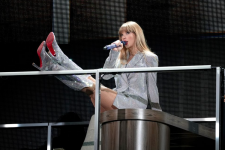 Taylor Swift lập kỉ lục có cùng lúc 10 album lọt top 100 trên BXH Billboard