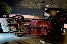 Sydney: Lamborghini Huracan lao vào đại lý xe hơi, đè Ford Falcon