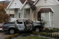 Essendon: Điều tra vụ hai chiếc xe hơi lao qua hàng rào của một căn nhà