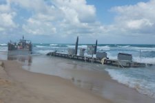 Tàu Mỹ bị mắc cạn tại bãi biển Gaza