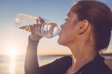 2 thói quen uống nước ảnh hưởng xấu tới sức khỏe tim, thận
