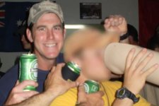 Nhiều ảnh đặc nhiệm Úc uống bia từ chân giả người chết bị phát tán