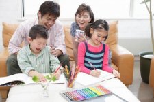 Ba mẹ càng kèm con làm bài tập về nhà, trẻ càng mất niềm cảm hứng học tập