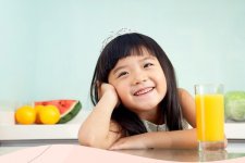 Thường xuyên cho trẻ ăn hoặc uống nước cam mỗi ngày liệu có đúng?