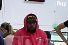 Kanye West chạm mặt Kim Kardashian