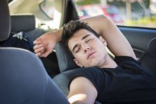 Ngủ trong xe ô tô bật điều hòa có thể gây tử vong?