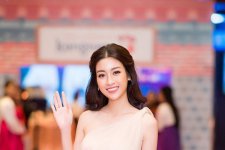 Hoa hậu Đỗ Mỹ Linh ăn mặc gợi cảm, không còn nhàm chán như trước