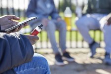 Thanh niên sử dụng thuốc lá điện tử tại Úc đang tăng