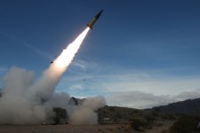 Ukraine phóng loạt tên lửa ATACMS mang đạn chùm vào bán đảo Crimea