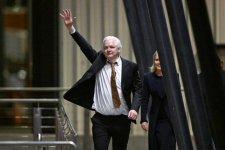 Julian Assange nợ chính phủ tiền thuê máy bay