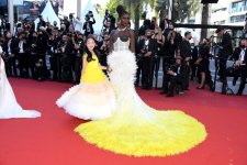 Những sự cố hài hước với váy lông vũ trên thảm đỏ Cannes