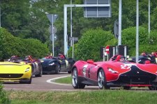 Siêu xe mui trần Ferrari Monza 'chạy mưa' hàng loạt