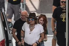 Johnny Depp xuất hiện cùng 'gái lạ'