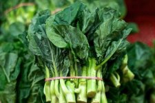 Rau bắp cải và cải ăn lá, loại nào ít 'ngậm' hóa chất hơn?