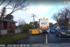 Melbourne: Xe chở rác làm gãy gương chiếu hậu xe Holden đậu bên đường
