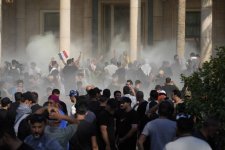 Hàng trăm người biểu tình xông vào tòa nhà chính phủ Iraq