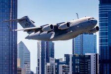 Máy bay C-17A của không quân Úc huấn luyện bay thấp giữa các tòa nhà chọc trời