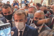 Tổng thống Pháp bị ném trứng giữa hội chợ