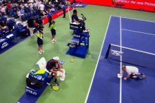 Nick Kyrgios đập nát hai cây vợt sau khi để thua tại tứ kết US Open 2022