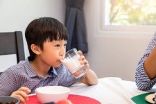 Uống sữa trước hay sau bữa ăn giúp cơ thể hấp thụ tốt hơn?