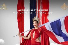 Hoa hậu Thái Lan dùng quốc kỳ làm... thảm đỏ