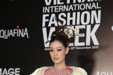 Hoa hậu Khánh Vân nổi bật trên thảm đỏ Tuần lễ Thời trang Việt Nam