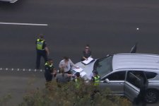 Melbourne: Một phụ nữ nguy kịch sau khi bị ngã từ xe hơi