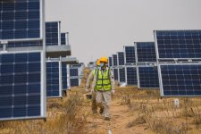 Trung Quốc đầu tư lớn xây cơ sở năng lượng Mặt Trời và điện gió ở sa mạc