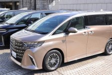 Toyota thông báo ngưng nhận đơn đặt hàng Land Cruiser và Alphard