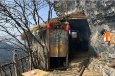 Trung Quốc: Thanh niên 21 tuổi "nghỉ hưu", về dựng lều sống cheo leo trên núi