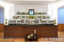 Đám tang Lee Sun Kyun bị YouTuber và khách không mời làm náo động