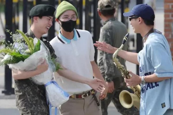 BTS thể hiện tình cảm trong ngày hội ngộ mừng Jin xuất ngũ