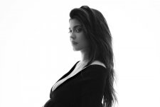 Kylie Jenner ghi lại khoảnh khắc mang bầu lần hai