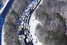 Hàng trăm tài xế mắc kẹt trên cao tốc Mỹ