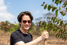 Ca sĩ Hà Anh Tuấn trồng cây gây rừng