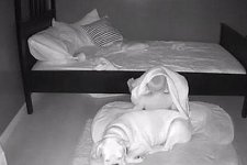 Sáng nào cũng thấy con trai ngủ trong ổ chó, bố mẹ bí mật đặt camera thì phát hiện sự thật xúc động