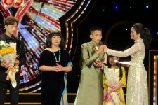 Phi Nhung đoạt giải 'Ca sĩ dân ca của năm' ở Mai Vàng